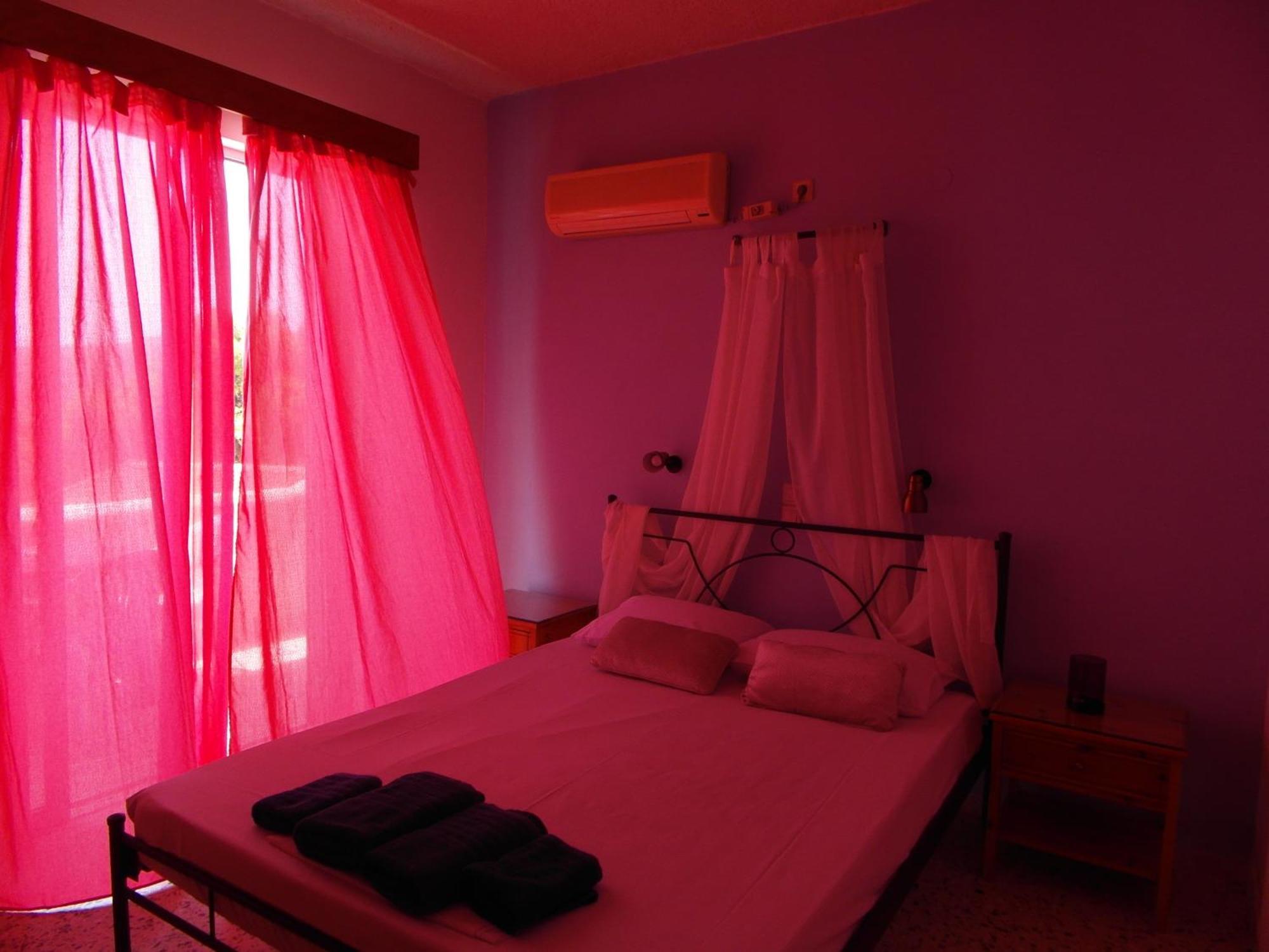 Eri Studios Agia Marina  Стая снимка