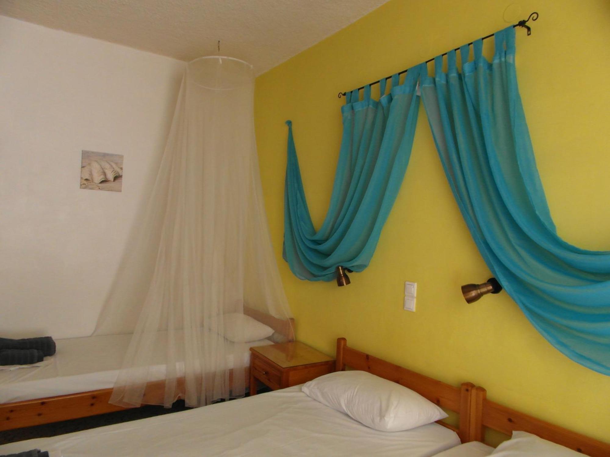 Eri Studios Agia Marina  Стая снимка